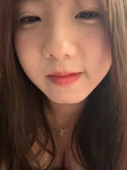 stripchat平台的人气女神，19岁学生妹，【Olivia】，童颜巨乳，高潮狂喷水，跟个水龙头一样，震撼刺激，屌爆了！ 截图11