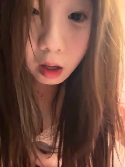 stripchat平台的人气女神，19岁学生妹，【Olivia】，童颜巨乳，高潮狂喷水，跟个水龙头一样，震撼刺激，屌爆了！ 截图16