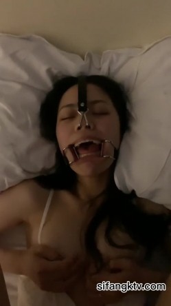 露脸才是王道！顶级反差淫妻【小莹】超强SM调教，乳夹捆绑深喉母狗模仿新娘子啪啪 截图14