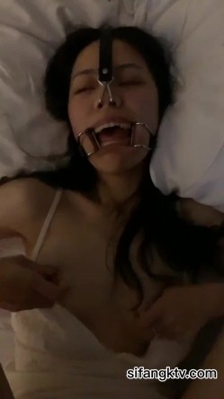 露脸才是王道！顶级反差淫妻【小莹】超强SM调教，乳夹捆绑深喉母狗模仿新娘子啪啪 截图15
