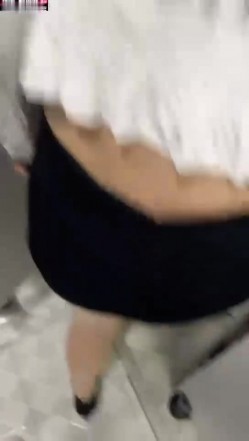 上海贵妇，身材丰满，秀色可餐，逛商场的时候随手约了一位小哥哥，商场女侧做爱啪啪啪到底是什么味道呢？ 截图1