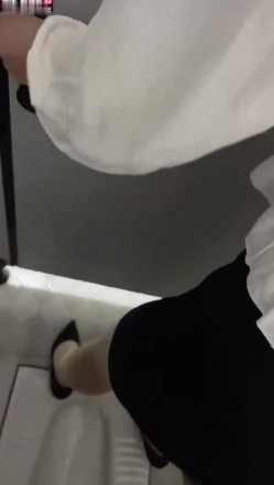 上海贵妇，身材丰满，秀色可餐，逛商场的时候随手约了一位小哥哥，商场女侧做爱啪啪啪到底是什么味道呢？ 截图2