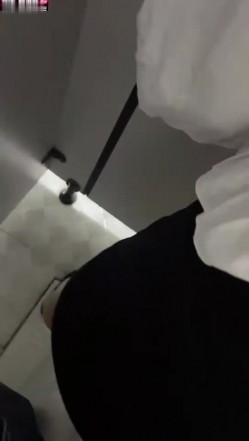 上海贵妇，身材丰满，秀色可餐，逛商场的时候随手约了一位小哥哥，商场女侧做爱啪啪啪到底是什么味道呢？ 截图3