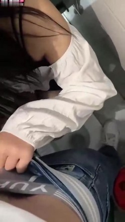 上海贵妇，身材丰满，秀色可餐，逛商场的时候随手约了一位小哥哥，商场女侧做爱啪啪啪到底是什么味道呢？ 截图7