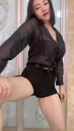 快手颜值少妇【媛猫儿】极品御姐榨精小鲜肉，好身材大长腿，足交圣体，逼肥奶圆 截图12