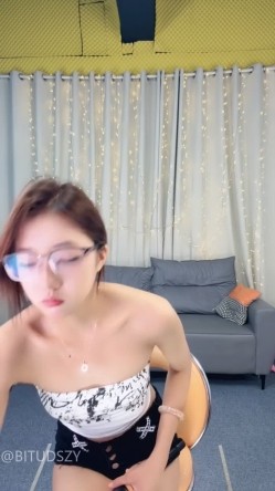 ️色情版综艺【M8女团】色情版快乐大本营第18期~团队再添新人校花 截图5