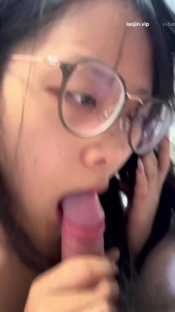【A级别泄密】，大二眼镜妹，完美露脸，清纯外表下没想到这么淫荡，爱约炮爱在寝室偷偷自慰 截图7