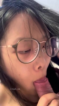 【A级别泄密】，大二眼镜妹，完美露脸，清纯外表下没想到这么淫荡，爱约炮爱在寝室偷偷自慰 截图11