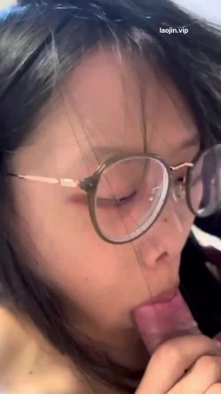 【A级别泄密】，大二眼镜妹，完美露脸，清纯外表下没想到这么淫荡，爱约炮爱在寝室偷偷自慰 截图12
