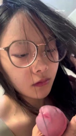 【A级别泄密】，大二眼镜妹，完美露脸，清纯外表下没想到这么淫荡，爱约炮爱在寝室偷偷自慰 截图13