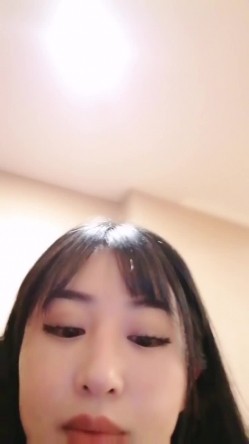极品美少女模特 性感金色比基尼 水晶屌深喉插嘴 全裸塞肛塞淫水好多 截图6