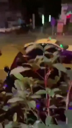 最新门事件5月第一瓜！X门路虎事件妹妹大胆地往前走隔音真的好路人作护驾透过玻璃看到这个腿绝了 截图1