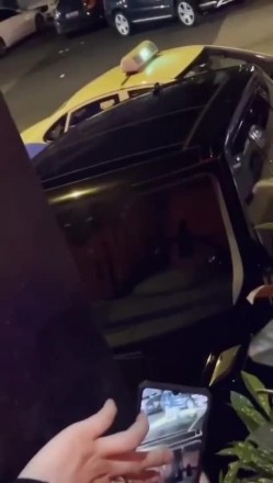 最新门事件5月第一瓜！X门路虎事件妹妹大胆地往前走隔音真的好路人作护驾透过玻璃看到这个腿绝了 截图2
