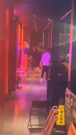 最新门事件5月第一瓜！X门路虎事件妹妹大胆地往前走隔音真的好路人作护驾透过玻璃看到这个腿绝了 截图3