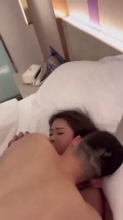 黑丝淫妻 啊老公救我 你不能射人家还没射 单男累了绿帽接上没想到进去就射 单男还把逼里的精液舔了 TM的太淫荡了 截图2