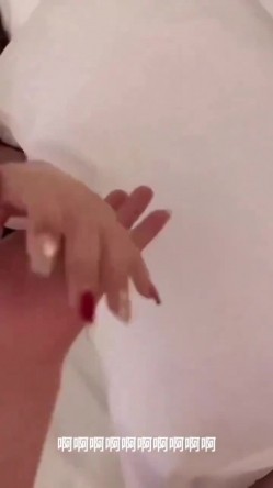 黑丝淫妻 啊老公救我 你不能射人家还没射 单男累了绿帽接上没想到进去就射 单男还把逼里的精液舔了 TM的太淫荡了 截图11
