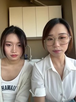 ️清纯主播【202509yoyo】表姐带着表妹下海直播、在线教口活、练习做爱姿势 截图8