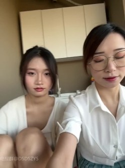 ️清纯主播【202509yoyo】表姐带着表妹下海直播、在线教口活、练习做爱姿势 截图13