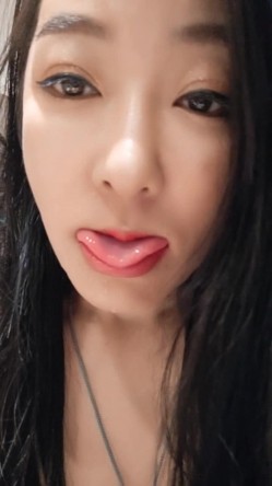 吸精少妇活好不粘人，露脸跟大哥激情啪啪直播，乖巧听话深喉乳交，让大哥床上床下各种玩弄爆草，表情好骚啊 截图14