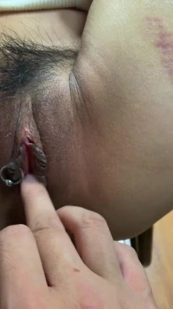 《字母圈顶级大神 ️极限调教阴环骚母狗》震撼全网露脸反差婊体验各种虐阴虐肛，玩法花样多，吃屎喝尿啪啪生殖器各种操作 截图1