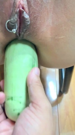 《字母圈顶级大神 ️极限调教阴环骚母狗》震撼全网露脸反差婊体验各种虐阴虐肛，玩法花样多，吃屎喝尿啪啪生殖器各种操作 截图5