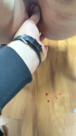 《字母圈顶级大神 ️极限调教阴环骚母狗》震撼全网露脸反差婊体验各种虐阴虐肛，玩法花样多，吃屎喝尿啪啪生殖器各种操作 截图15