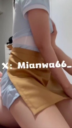 推特人气大神『女友棉袜』 分享娇妻，瑜伽裤白袜，白天窗边后入，一边干一边拉开窗帘，让奶子对着窗外摇摆 截图3