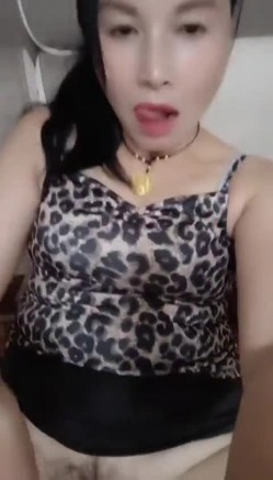 快手骚逼熟女【慧慧】性欲旺盛，户外野战，口活干炮一条龙，掰逼放尿，喜欢舔阿姨骚穴不可错过 截图14