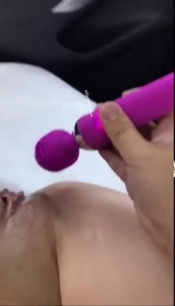 【终极调教究极核弹】绿帽调教天花板『J神』最强私拍路边调教淫荡小母狗 邀请路人跳蛋车震 露出勾引货车司机 截图6