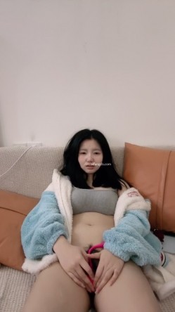 【你的鱼宝】G奶大学生，甜美可爱型，家中无人偷偷自慰，毛茸茸的粉穴被玩得惨不忍睹 截图1