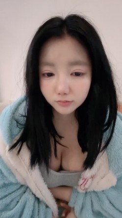 【你的鱼宝】G奶大学生，甜美可爱型，家中无人偷偷自慰，毛茸茸的粉穴被玩得惨不忍睹 截图11