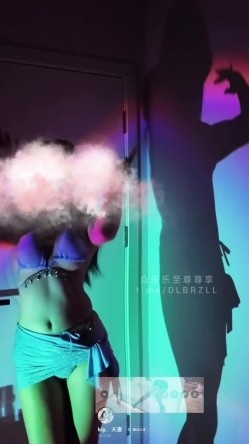 推特西安夫妻主，追求及时行乐的生活「Kiy夫妻」户外调教淫妻，滴蜡捆绑踩头后入，白天车上口交，剧情合集 截图2