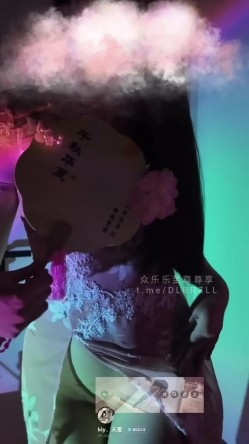 推特西安夫妻主，追求及时行乐的生活「Kiy夫妻」户外调教淫妻，滴蜡捆绑踩头后入，白天车上口交，剧情合集 截图10