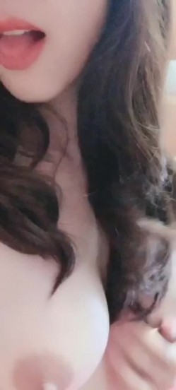 ️OL女神 ️下了班就是你的 甜蜜女友，OL制服下的秘密，手指拨动蜜乳 非常诱惑，扣穴吃奶自慰 20V完整版 无水印！ 截图10