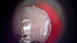 酒店情趣电动圆床偷拍 退休大爷体验完震动功能找来两个小姐享受电动双飞有个姐姐对着镜头飞吻 截图3