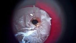 酒店情趣电动圆床偷拍 退休大爷体验完震动功能找来两个小姐享受电动双飞有个姐姐对着镜头飞吻 截图8