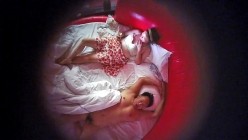 酒店情趣电动圆床偷拍 退休大爷体验完震动功能找来两个小姐享受电动双飞有个姐姐对着镜头飞吻 截图11