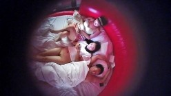 酒店情趣电动圆床偷拍 退休大爷体验完震动功能找来两个小姐享受电动双飞有个姐姐对着镜头飞吻 截图12
