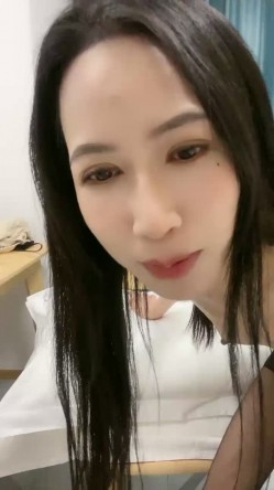 80多斤精瘦小姐姐！新人刚下海！大长腿高跟鞋，粗大假吊猛插穴，站立后入各种插，穿上黑丝足交好骚 截图3