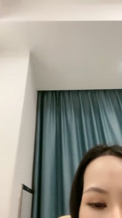 80多斤精瘦小姐姐！新人刚下海！大长腿高跟鞋，粗大假吊猛插穴，站立后入各种插，穿上黑丝足交好骚 截图7