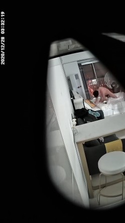 连锁酒店偷拍年轻情侣开房打炮 年轻人真会玩 女仆装 流鼻血走一波 男朋友好多天没干了 第一炮很快就缴枪 还有第二炮 截图3