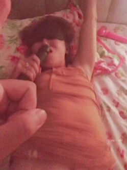 对话粗口淫荡，鬼哭神嚎尖叫不停，很能叫的淫荡母狗肥臀眼镜御姐YH2168私拍，绿帽癖男友找坚挺变态男3P爆肏 截图13