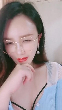 青岛淫妇第一人，【余君赴山海】，超骚御姐~!办公室 户外 车上跳蛋~漏水，玩得就是心跳和刺激 截图3