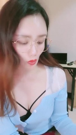 青岛淫妇第一人，【余君赴山海】，超骚御姐~!办公室 户外 车上跳蛋~漏水，玩得就是心跳和刺激 截图8