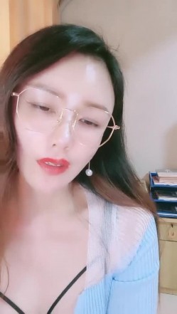 青岛淫妇第一人，【余君赴山海】，超骚御姐~!办公室 户外 车上跳蛋~漏水，玩得就是心跳和刺激 截图9