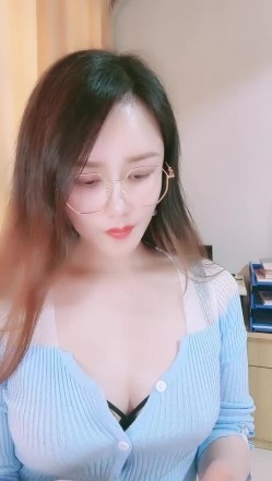 青岛淫妇第一人，【余君赴山海】，超骚御姐~!办公室 户外 车上跳蛋~漏水，玩得就是心跳和刺激 截图10