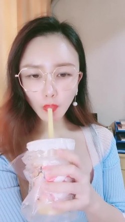 青岛淫妇第一人，【余君赴山海】，超骚御姐~!办公室 户外 车上跳蛋~漏水，玩得就是心跳和刺激 截图11