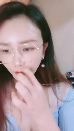 青岛淫妇第一人，【余君赴山海】，超骚御姐~!办公室 户外 车上跳蛋~漏水，玩得就是心跳和刺激 截图12