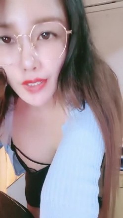 青岛淫妇第一人，【余君赴山海】，超骚御姐~!办公室 户外 车上跳蛋~漏水，玩得就是心跳和刺激 截图14