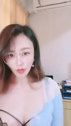 青岛淫妇第一人，【余君赴山海】，超骚御姐~!办公室 户外 车上跳蛋~漏水，玩得就是心跳和刺激 截图15